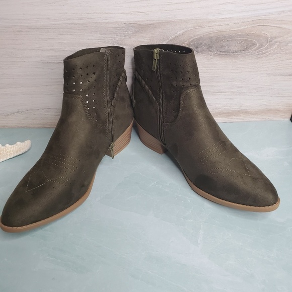 New! Western Laser-Cut Booties - Picture 6 of 8